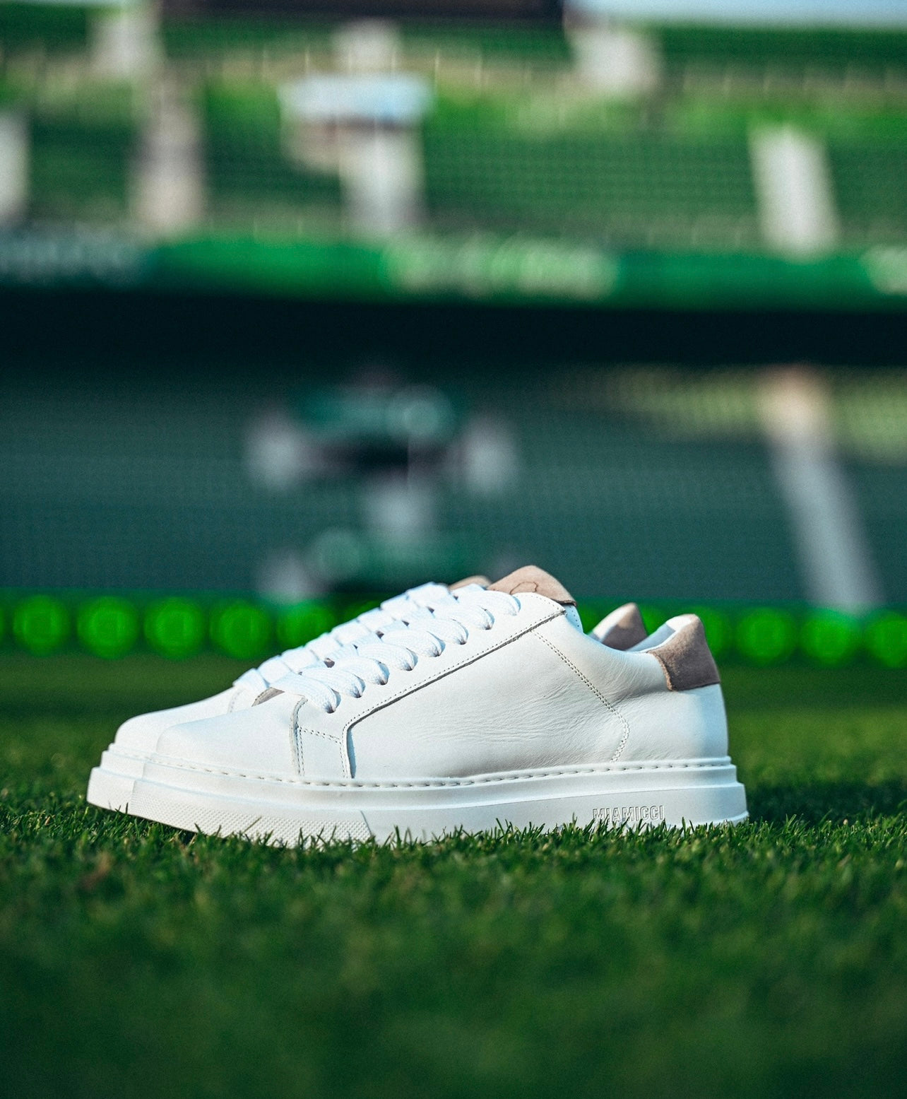 Vista frontal de la zapatilla LIAM x ELCHE CF en blanco, con el escudo del Elche CF en la lengüeta.