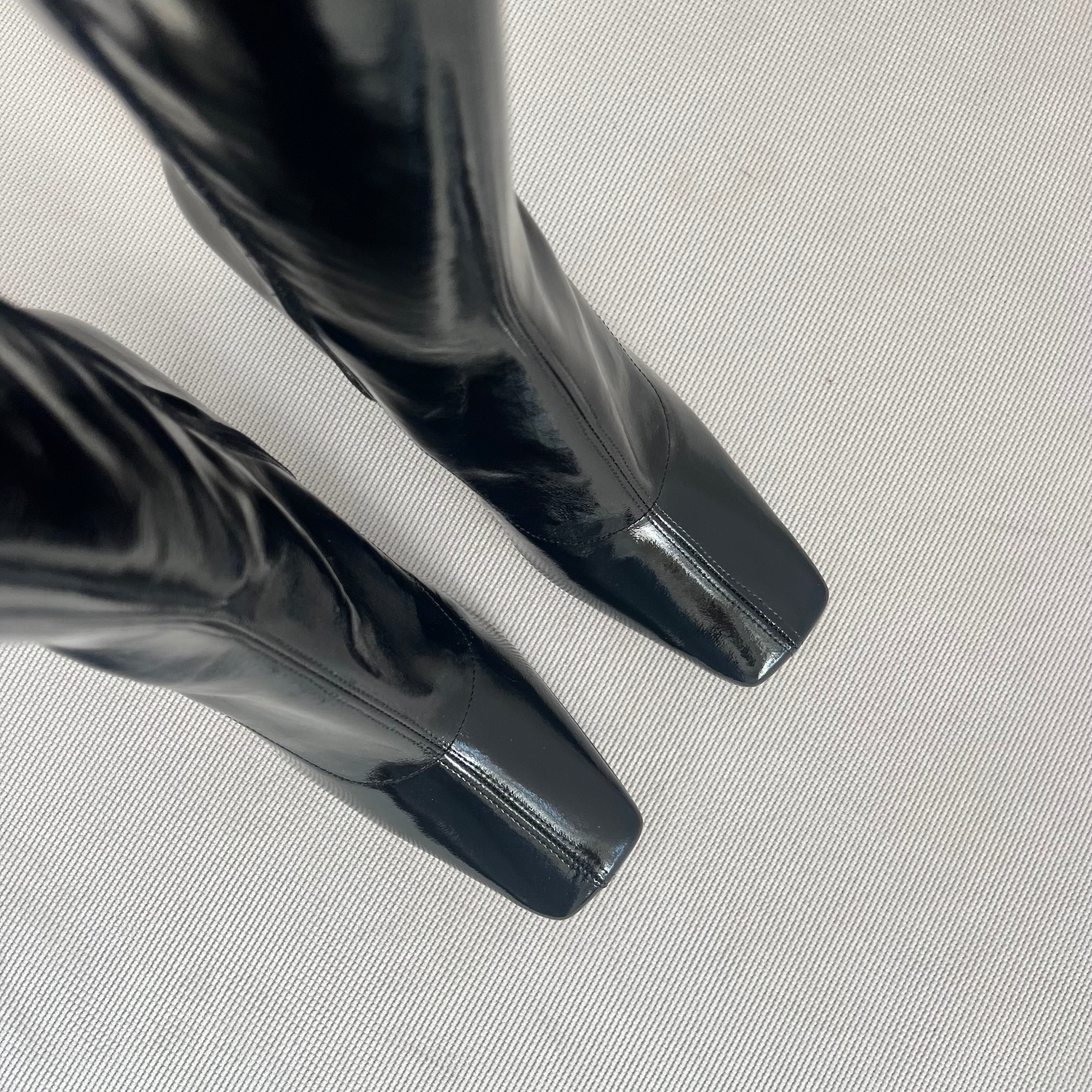 Vista completa del botín PIZZO BLACK, mostrando altura de caña (~24 cm) y diseño general elegante.