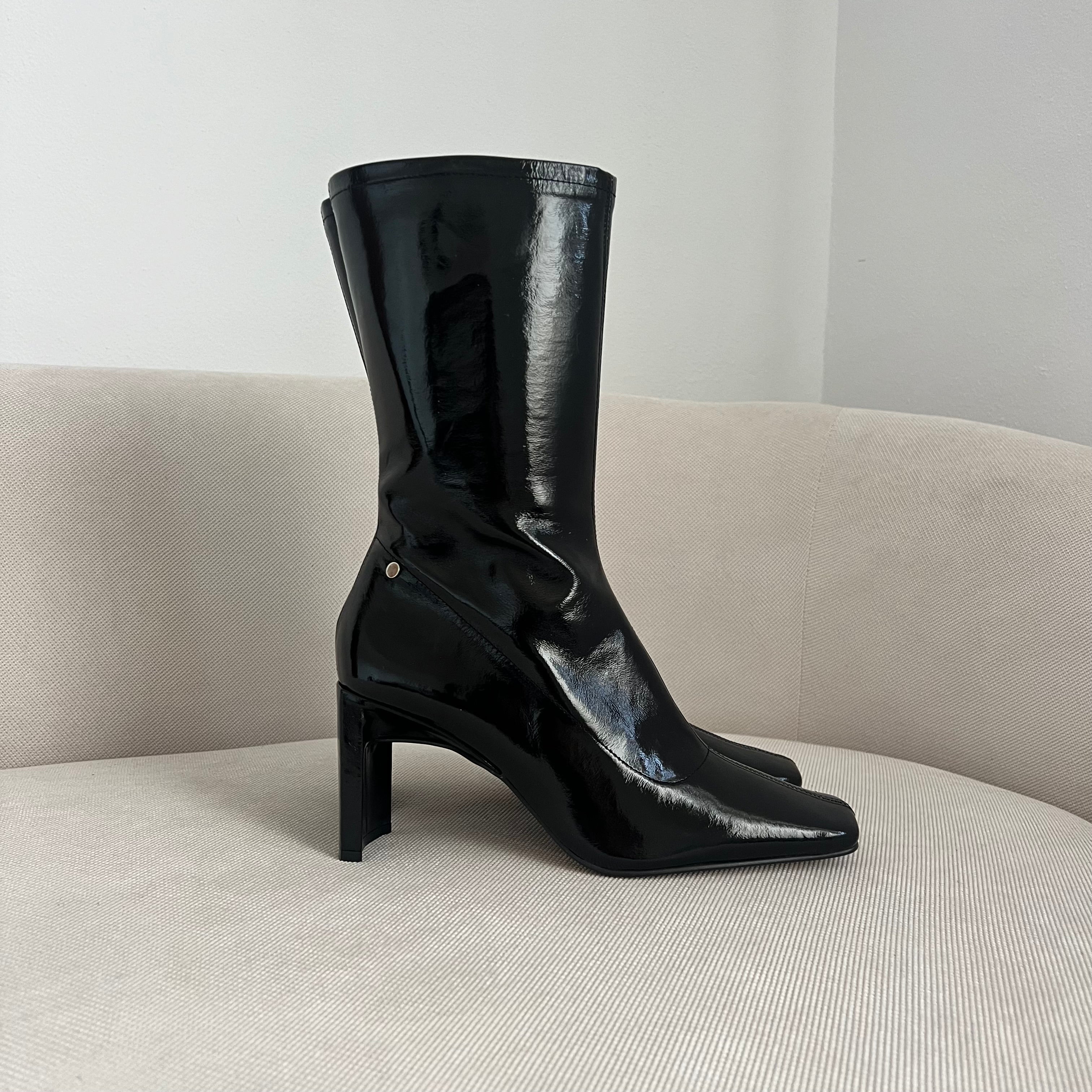 Botín PIZZO BLACK en ecopiel acharolado con vista frontal, cremallera interior visible.