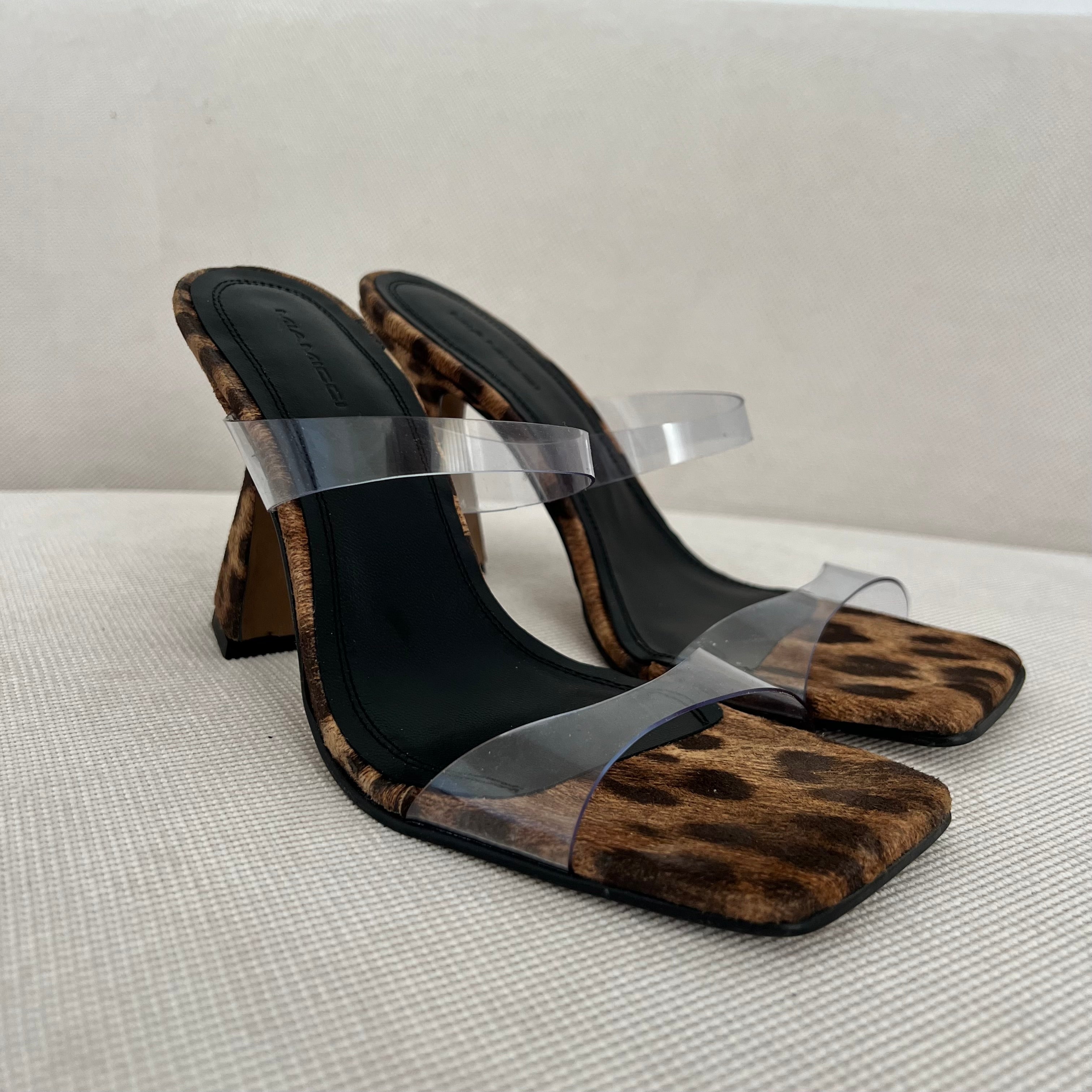 Detalles de sandalia Babie Print vista frontal, con piel estampado leopardo y tiras de vinilo transparente